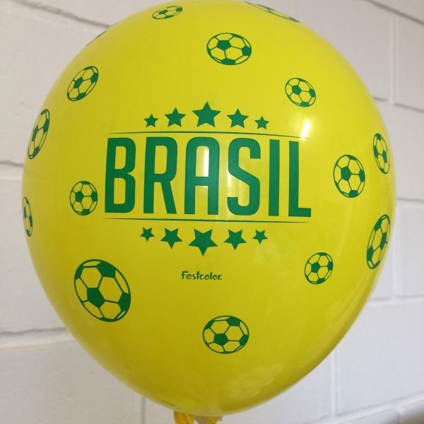 Balão de látex amarelo com impressão verde “Brasil” e bolas de futebol